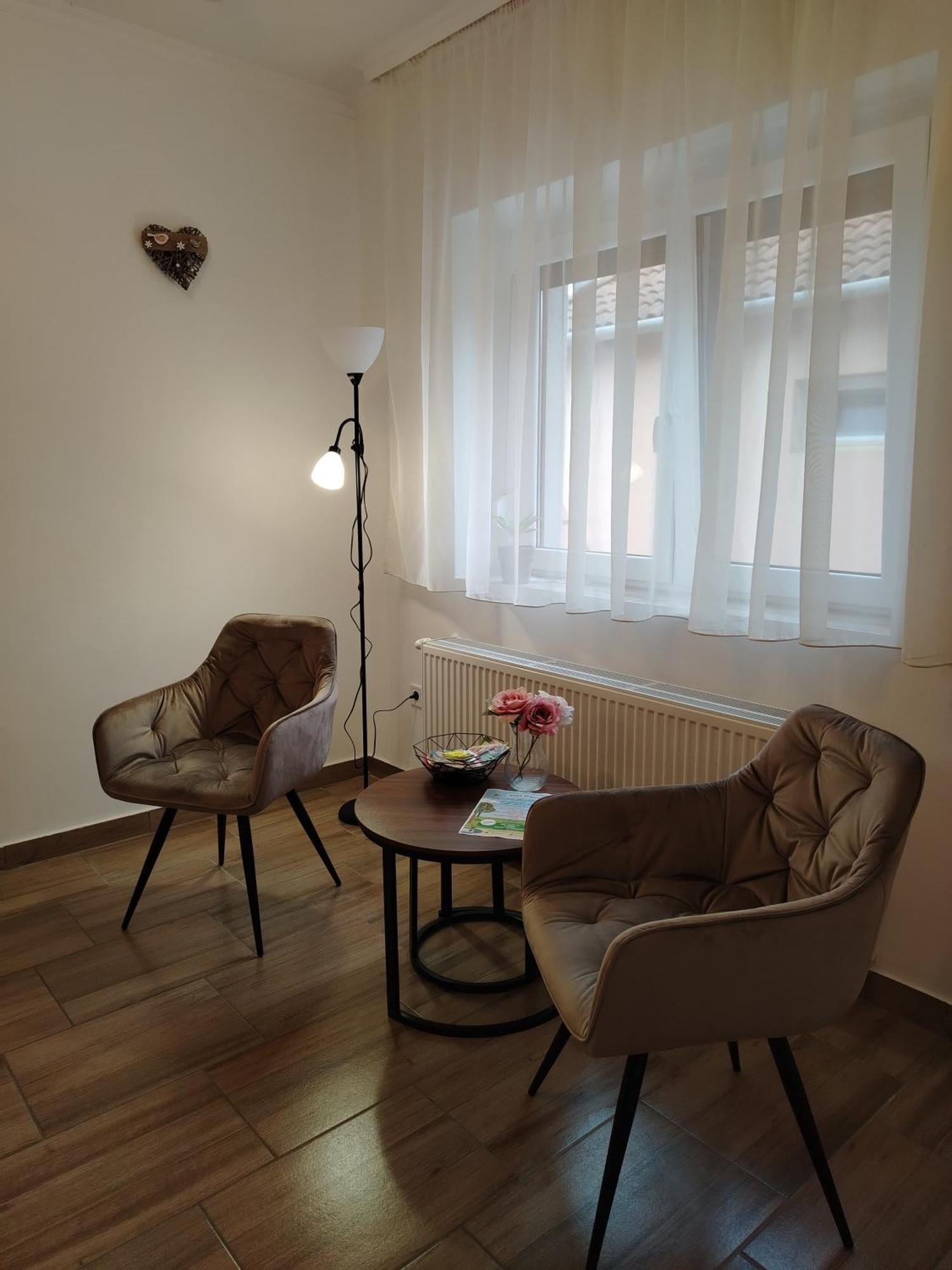 Kaptarko Apartmanhaz Demjén Екстериор снимка